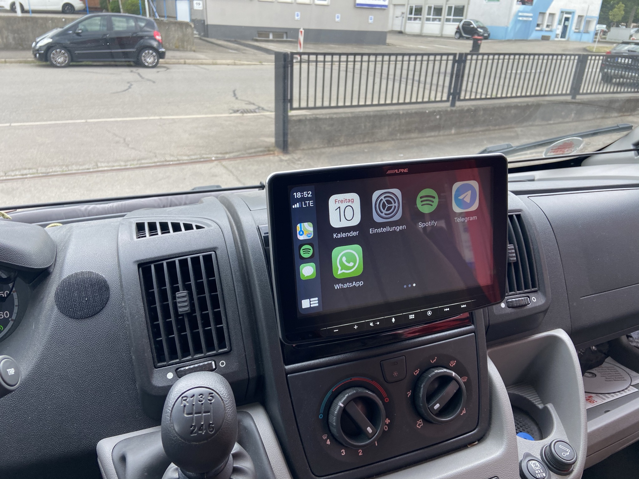 Fiat Ducato Alpine INE-F904DU Navigationssystem mit Apple CarPlay